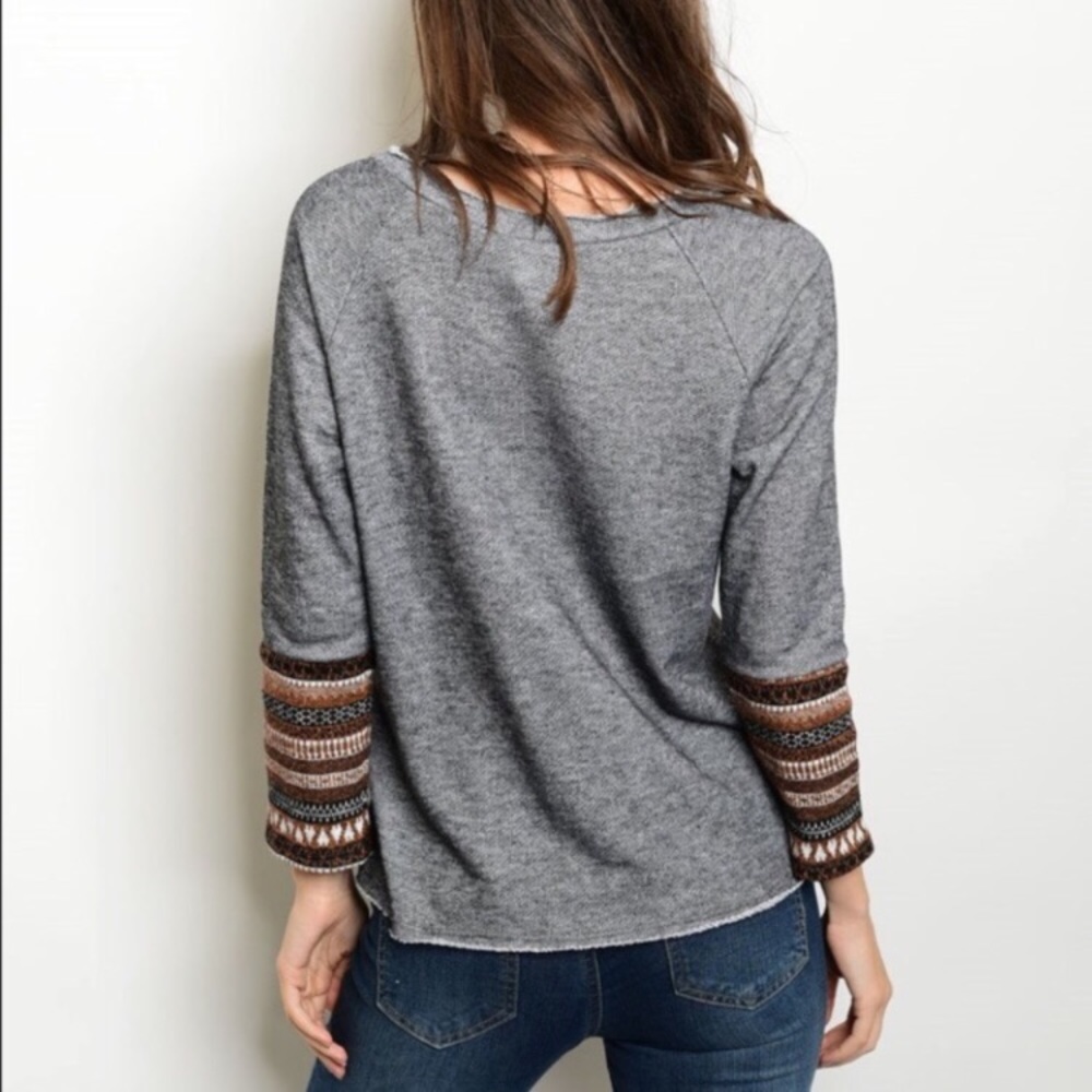 Late sweater top with distressed and trim pattern - Picture 3 of 5